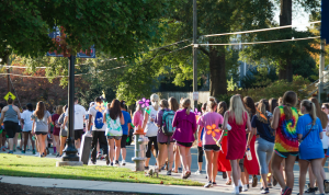 CARSON REEHER | HERALD Walk to End Alzheimer’s participants set off on their 2-mile path.